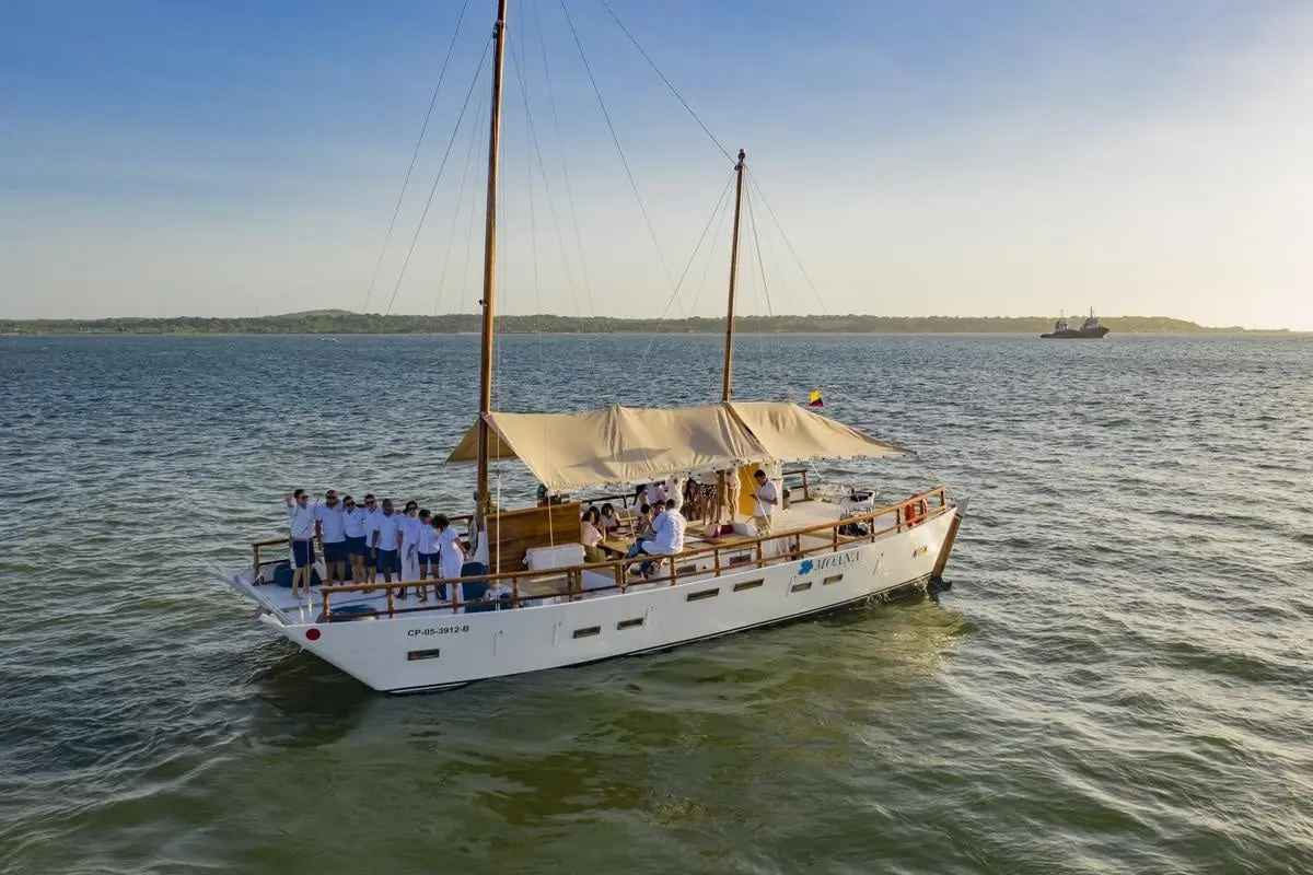 Catamarán MOANA Wharram 51 FT navegando en la bahía de Cartagena