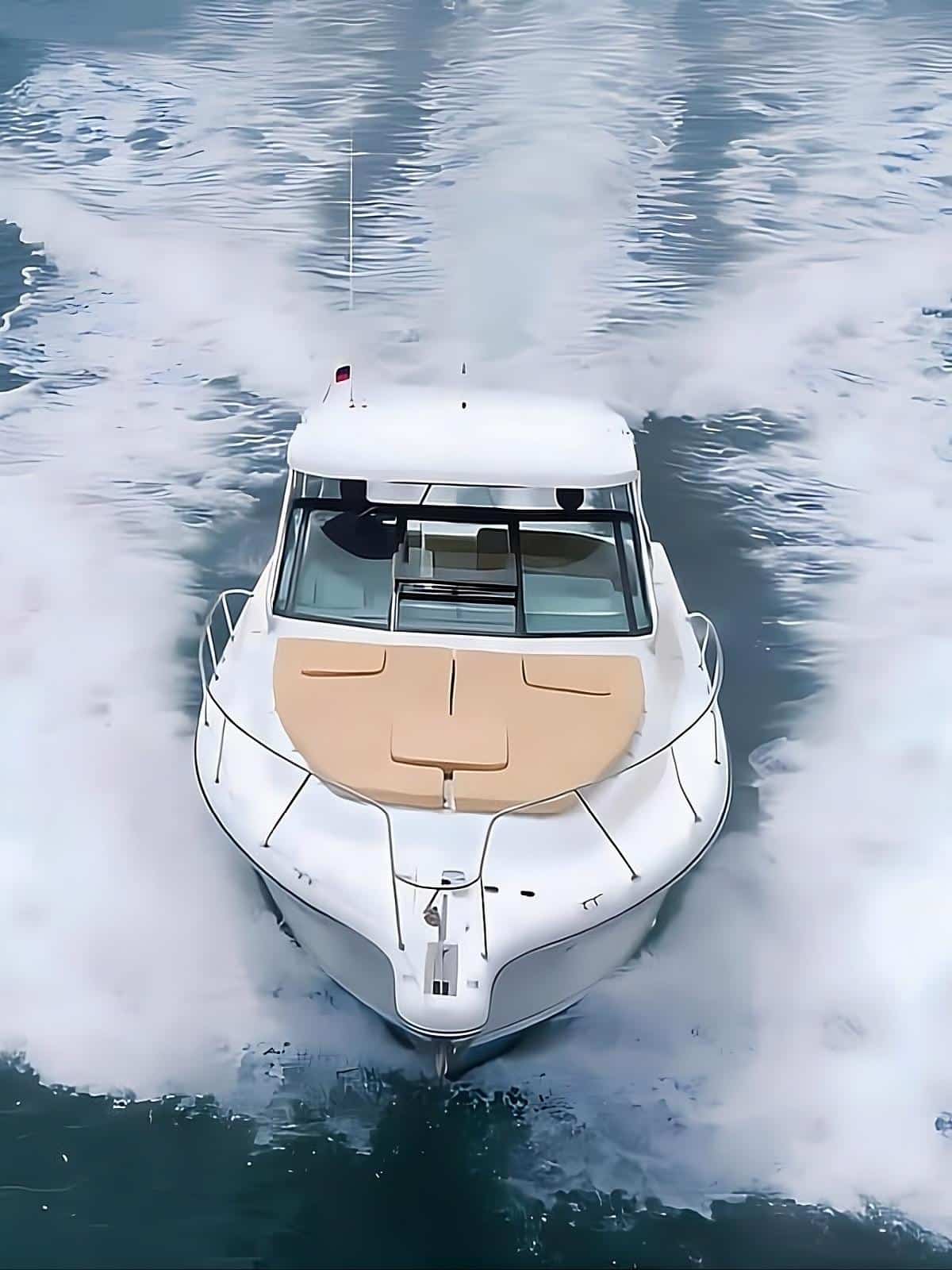 Yate La Lokal en Cartagena con zona de bronceo en proa