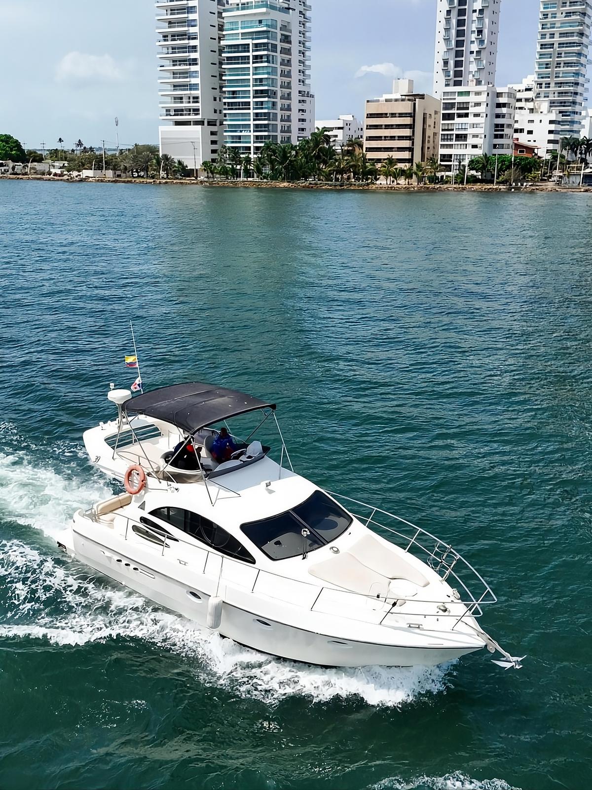 Yate Patos 39 FT navegando en Cartagena