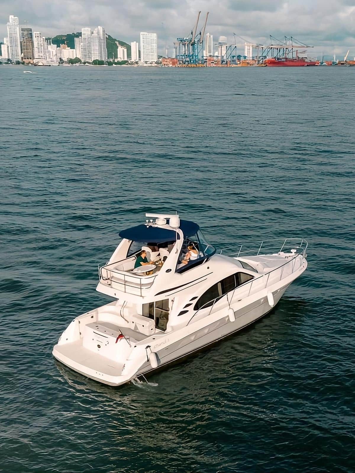 Yate deportivo Chanul 44 FT navegando en Cartagena